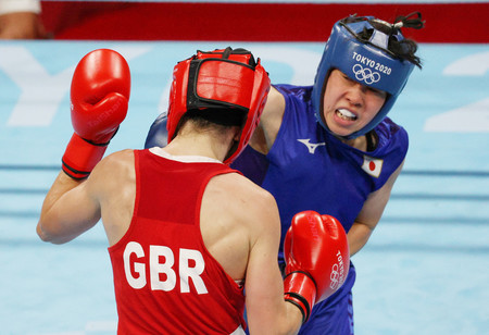 ボクシング女子フェザー級準決勝の入江聖奈(右)=31日、両国国技館