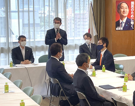 自身を支持する自民党中堅・若手議員の会合であいさつする河野太郎規制改革担当相(奥中央)=14日午後、東京・永田町の同党本部