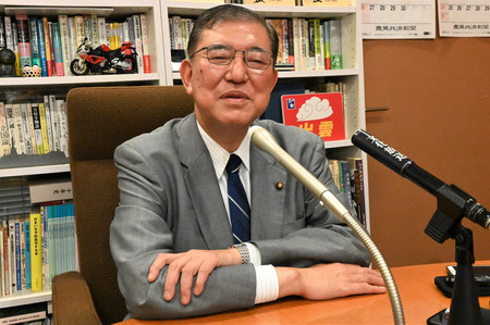 記者団の取材に応じる自民党の石破茂元幹事長=14日午後、衆院議員会館(代表撮影)