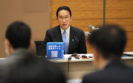 グループインタビューに答える自民党の岸田文雄前政調会長=14日午前、衆院議員会館