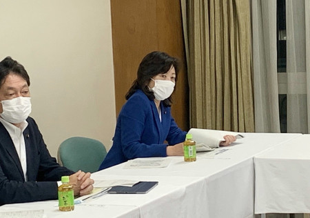 自民党会合に出席する野田聖子幹事長代行=15日午後、党本部