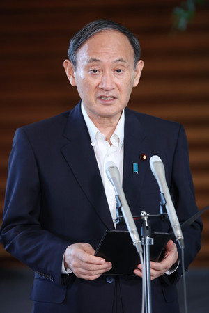 北朝鮮の弾道ミサイル発射を受け、記者団の質問に答える菅義偉首相=15日午後、首相官邸