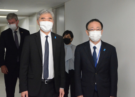 北朝鮮の弾道ミサイル発射を受け、実務者協議を行う外務省の船越健裕アジア大洋州局長(手前右)と米国のソン・キム北朝鮮担当特別代表(同左)=15日午後、外務省