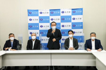自民党石破派総会に出席した石破茂元幹事長(左端)。中央は発言する鴨下一郎代表世話人=15日午後、衆院議員会館