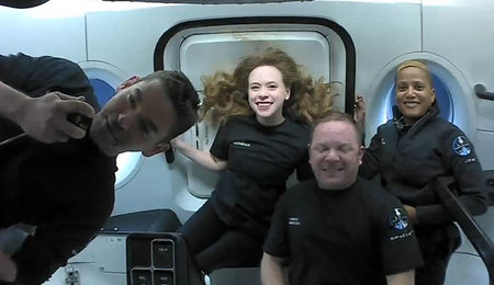 米スペースXの宇宙船「クルードラゴン」に乗船したジャレッド・アイザックマン氏(左端)ら4人=16日撮影、「インスピレーション4」提供(AFP時事)