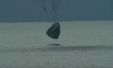 18日、地球に帰還し、米フロリダ州沖に着水するスペースXの宇宙船「クルードラゴン」=米航空宇宙局(NASA)提供(AFP時事)