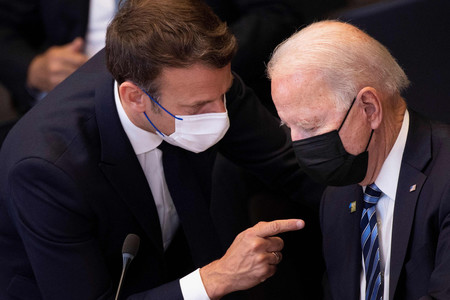 フランスのマクロン大統領(左)とバイデン米大統領=6月14日、ブリュッセル(AFP時事)