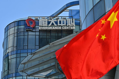 経営危機に陥っている中国不動産開発大手の中国恒大集団のビル=22日、中国・上海(AFP時事)