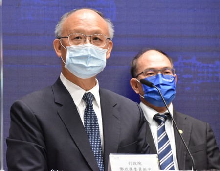 閣議後の記者会見で環太平洋連携協定(TPP)加入申請について説明する政府高官(左)=23日午前、台北の行政院