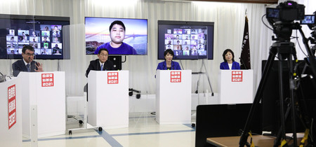 オンラインで開催された自民党総裁選候補者の政策討論会「オープンタウンミーティング」に参加する(左から)河野太郎規制改革担当相、岸田文雄前政調会長、高市早苗前総務相、野田聖子幹事長代行=23日午後、東京・永田町の同党本部