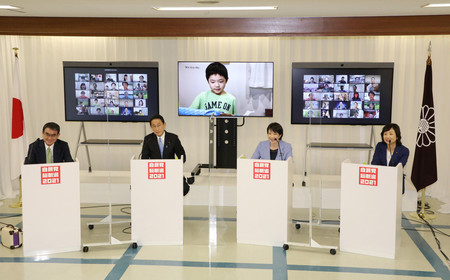 オンラインで開催された自民党総裁選候補者の政策討論会に参加する(左から)河野太郎規制改革担当相、岸田文雄前政調会長、高市早苗前総務相、野田聖子幹事長代行=25日午後、東京・永田町の同党本部
