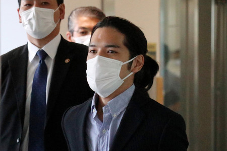 成田空港に到着した小室圭さん(手前)=27日午後、千葉県成田市