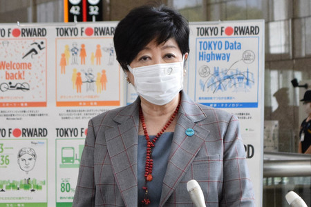 記者団の取材に応じる東京都の小池百合子知事=27日午後、都庁