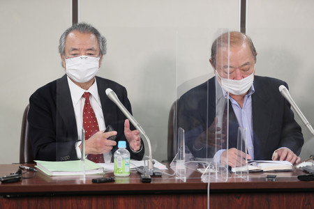 同和地区の地名リスト出版の差し止めなどを求めた訴訟の判決後、記者会見する原告=27日午後、東京都千代田区