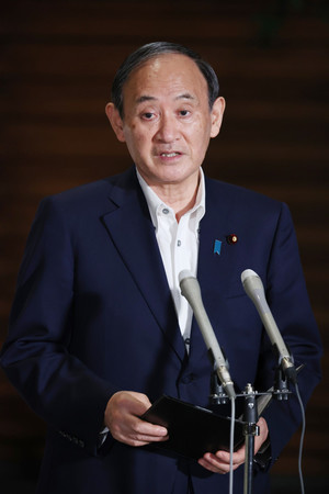 緊急事態宣言の解除について、記者団の質問に答える菅義偉首相=27日午後、首相官邸