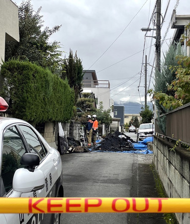 住宅が全焼し2人の遺体が見つかった現場=13日午後、甲府市