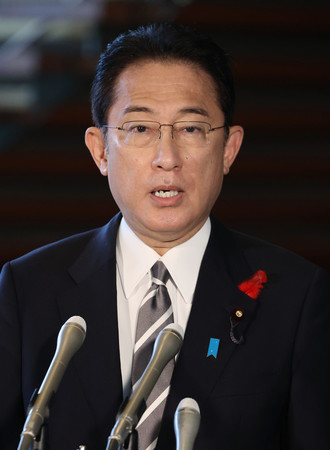 衆院解散について、記者団の質問に答える岸田文雄首相=14日午前、首相官邸