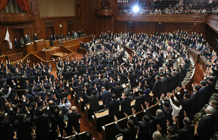 衆議院が解散され、万歳する前議員ら=14日午後、国会内
