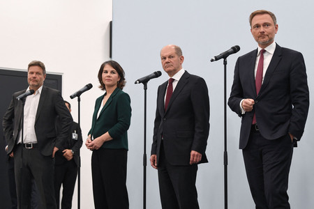 15日、ベルリンで、記者会見に臨む(左から)ドイツの緑の党ハーベック共同党首、ベーアボック共同党首、社会民主党のショルツ首相候補、自由民主党のリントナー党首(AFP時事)