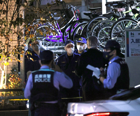 20代とみられる女性が刺された現場付近を調べる兵庫県警の捜査員=15日午後、兵庫県尼崎市
