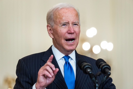 バイデン米大統領=13日、ワシントン(EPA時事)