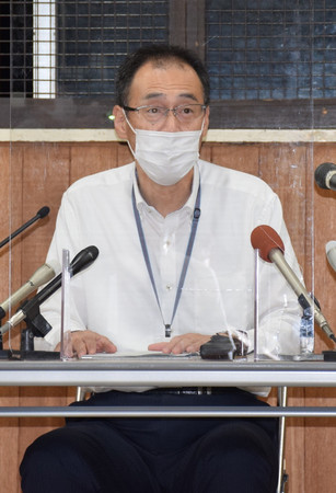 兵庫県尼崎市の女性刺殺事件で、元夫の逮捕について記者会見で発表する真鍋克巳・県警捜査1課長=16日午後、同市の尼崎南署