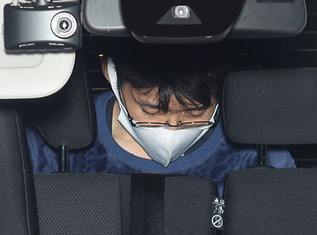 任意同行に応じ、兵庫県警尼崎南署に入る森本恭平容疑者=16日午後、同県尼崎市