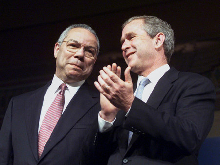 米大統領選の共和党候補ブッシュ氏(当時、右)とパウエル氏=2000年10月、ペンシルベニア州ピッツバーグ(AFP時事)