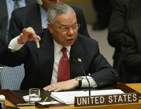 国連安保理でイラクの大量破壊兵器の脅威について説明するパウエル元米国務長官=2003年2月、ニューヨーク(AFP時事)