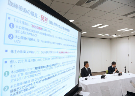 インターネット金融大手SBIホールディングスによるTOBについて記者会見する新生銀行の工藤英之社長(左)=21日午後、東京都中央区