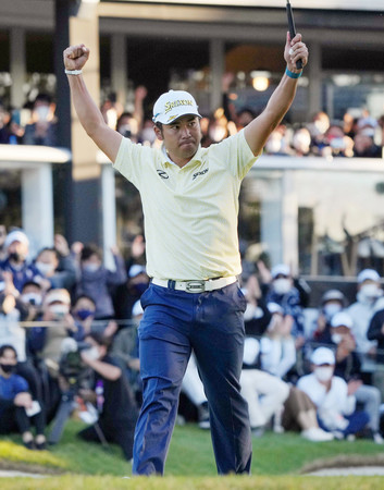18番、優勝を決めて喜ぶ松山英樹=24日、千葉・習志野CC