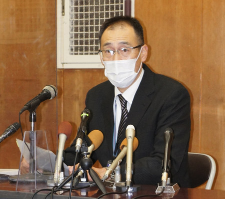 兵庫県稲美町の放火事件で、伯父の逮捕を発表する真鍋克巳県警捜査1課長=24日午後、同県加古川市の加古川署