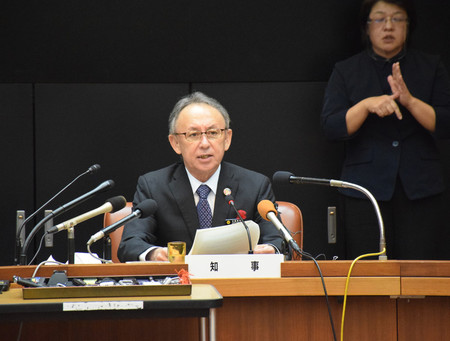 記者会見する沖縄県の玉城デニー知事=25日午後、同県庁