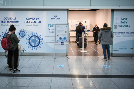 ２７日、ドイツ南部ミュンヘンの空港で、新型コロナウイルスの検査を受ける旅行者（ＥＰＡ時事）