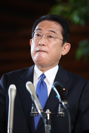 「オミクロン株」への対応で、外国人の新規入国を全世界対象に停止すると発表する岸田文雄首相=29日午後、首相官邸