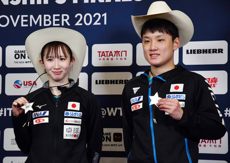 混合ダブルスで2位となり、銀メダルを手にする張本智和(右)と早田ひな=28日午後、米テキサス州ヒューストン