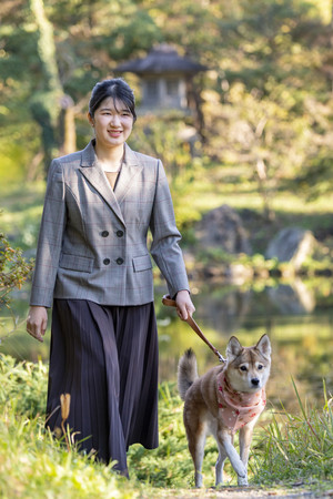 愛犬の由莉(ゆり)と皇居・御所の庭を散策される天皇、皇后両陛下の長女愛子さま=11月14日午後(宮内庁提供)