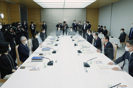 安定的な皇位継承の在り方を検討する有識者会議であいさつする岸田文雄首相（右手前から２人目）。同３人目は清家篤座長＝３０日午後、首相官邸
