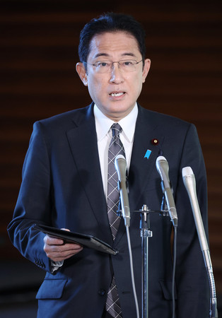 記者団の質問に答える岸田文雄首相=2日午前、首相官邸