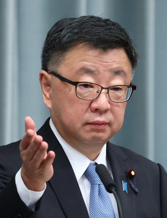 記者会見する松野博一官房長官=2日午前、首相官邸