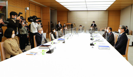 安定的な皇位継承の在り方を検討する有識者会議に臨む清家篤座長(右手前から2人目)ら=6日午後、首相官邸