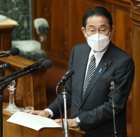 衆院本会議で国民民主党の玉木雄一郎代表の代表質問に答弁する岸田文雄首相=9日午後、国会内