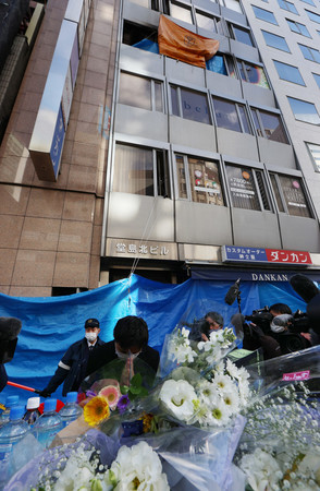 通院患者ら 犠牲者悼む 許せない と憤りも ２４人死亡火災 一夜明け 大阪 時事通信ニュース