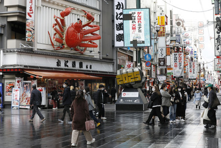 大阪・道頓堀を行き交う人たち=12日午後、大阪市中央区