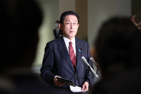 新型コロナウイルス対策に関する記者団の質問に答える岸田文雄首相=13日午後、首相官邸