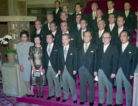記念写真に納まる海部俊樹首相(手前中央)と閣僚たち(当時)=1989年8月10日、首相官邸