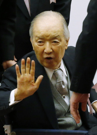 内閣制度創始130周年記念式典に出席した海部俊樹元首相=2015年12月22日、首相官邸
