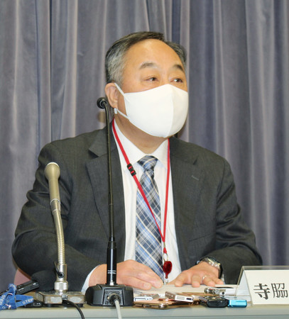 統計書き換え問題の報告書について記者会見する検証委員会の寺脇一峰委員長=14日午後、東京都千代田区