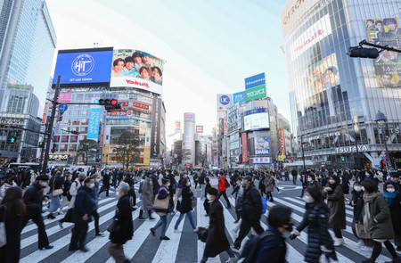 大勢の人が行き交う渋谷駅前のスクランブル交差点=14日午後、東京都渋谷区