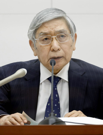 金融政策決定会合を終え、記者会見する日銀の黒田東彦総裁=18日午後、日銀本店(代表撮影)